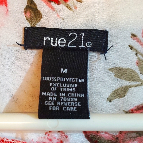 RUE21 Floral V-Neck Tunic. - Picture 5 of 8